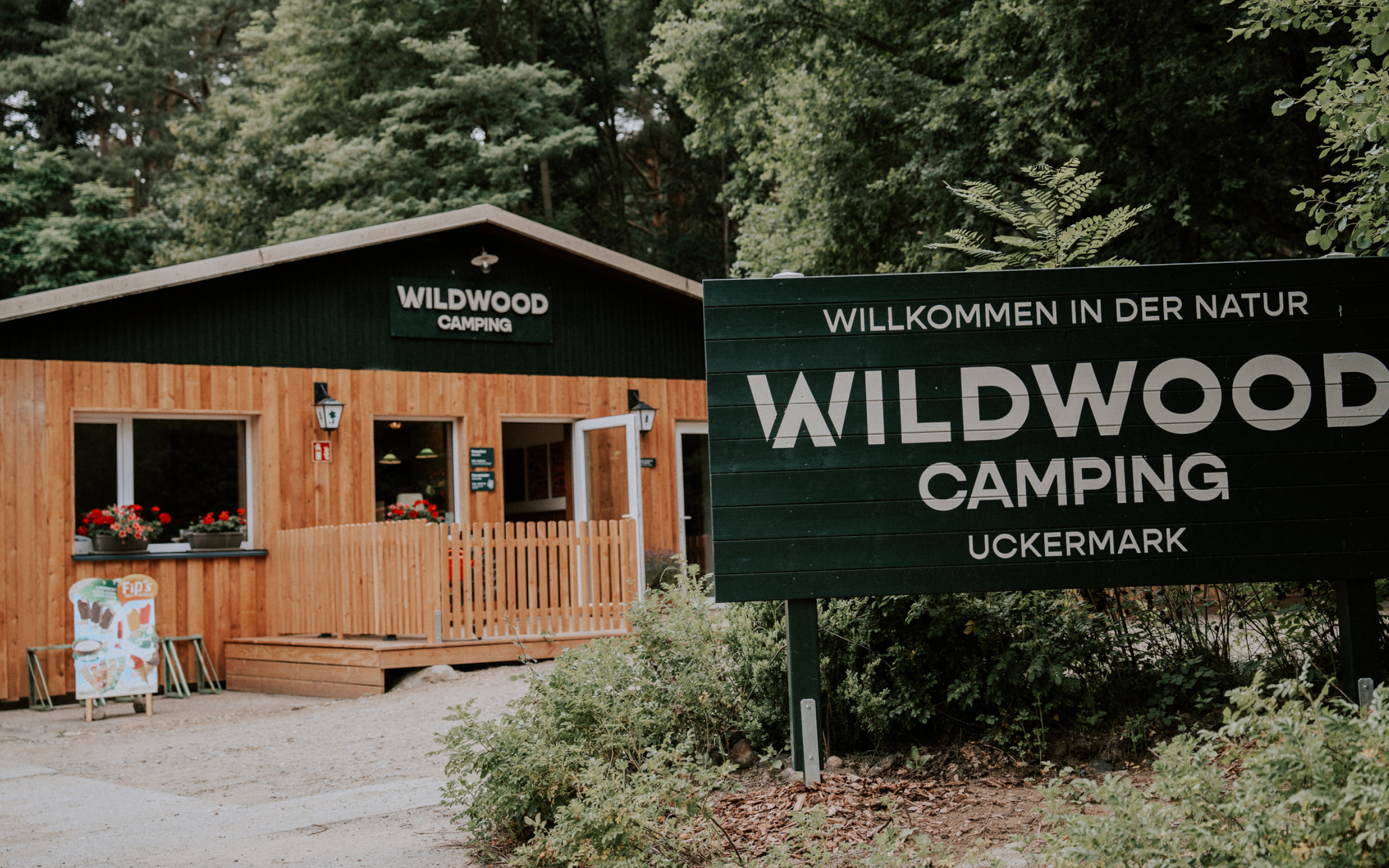 19-BenjaminPollach-WildwoodCamping-Branding-Eingangsschild.jpg